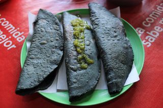 Quesadilla Verde con salsa Verde en plato Verde