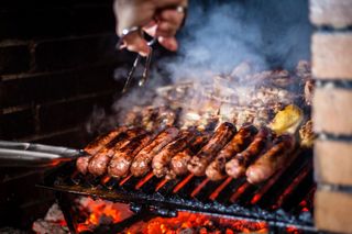 Chorizos criollos y churrasco