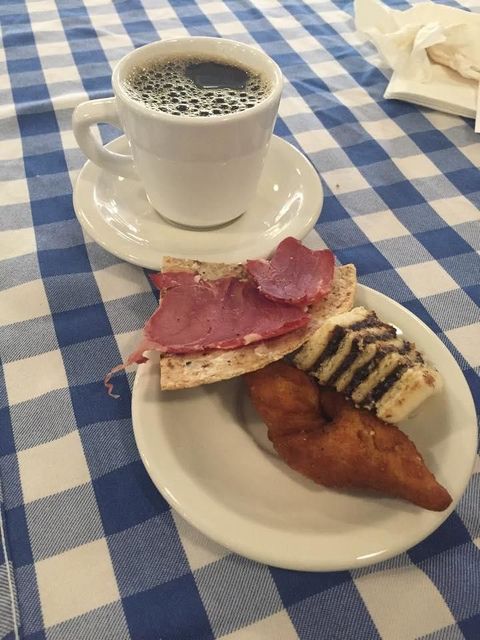 Vínarterta, kleinur, rúllupylsa og kaffi