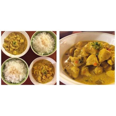 Hicimos pollo al curry amarillo con arroz basmati Los ingredientes (para 2 o 3 porciones) ~ 1 libra de pollo deshuesado y sin piel ~ 200 gr de nueces (u otro fruto seco, entero o triturado) ~ 200 gr de piña en trozos con en su jugo ~ 300 ml de leche de c