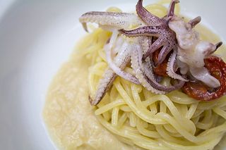 Spaghetti Verrigni con polipetti saltati pomodorini confit e crema di taralli.