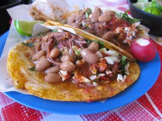 Tacos de birria estilo Tecate