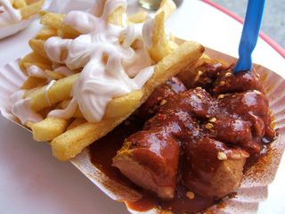 Currywurst mit Pommes