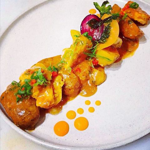 @Regrann from @mariodelmonaco - Coulant de Aves : pollo estofado con papas parisien, ajo y vino blanco con guisantes salteados con paprika @nutopia_rg #Nutopianos #Maracaibo #Venezuela #Cocineros_Venezolanos #chefstalk #SoyCocinero #gastroart #Regrann