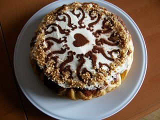 rijsttaart met slagroom en nootjes