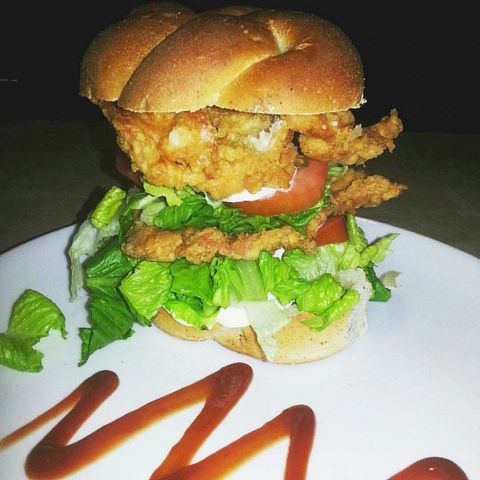 @Regrann from @kaorucafeandbar - Yo muero por una increible doble de pollo elaborada con pan artesanal de @pochove milanesas de pollo empanizadas, lechuga, Tomate y la deliciosa salsa de la casa. Pidela en @kaorucafeandbar #panesfuncionales #burger #de