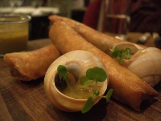 Poulet et escargot en rolleaux - Bistro Vue