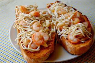 tostas de gula con gambas al ajillo