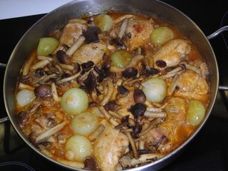 Pollo Guisado con Setas de Chopo, Cebollitas y Pasas