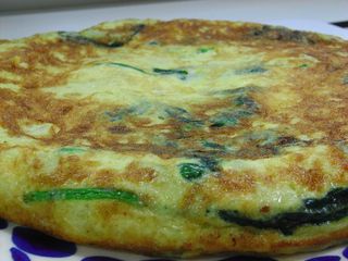 Detalle de la Tortilla de Patatas con Calabacín y Hojas de Espinacas