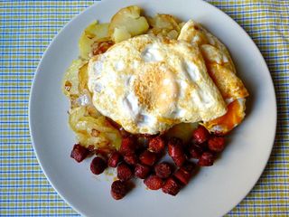 patatas pochadas con chistorra y huevos fritos