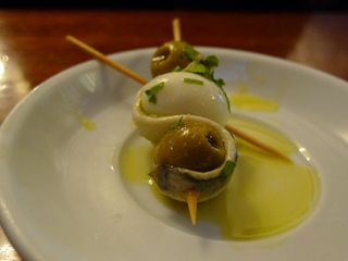 Aceituna con boquerón y huevo de codorniz