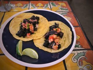 Tacos de pulpo en su tinta