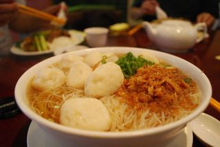 鱼蛋汤米粉 Fish Ball Rice Noodle Soup - Kum Den AUD7.80