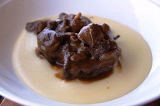 Lomo de Corzo Estofado con Colmenillas sobre Parmentier de Pera y Patata