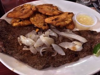 Bistec Encebollado & Tostones