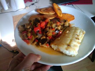 ja esta! bacalla amb samfaina, patates i moniatos!
