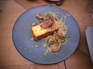 Pastel de elote : Rompope de cedrón, guayabas nixtamalizadas y cremoso queso de chiapas