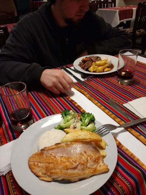 Trucha a la plancha y Lomo saltado