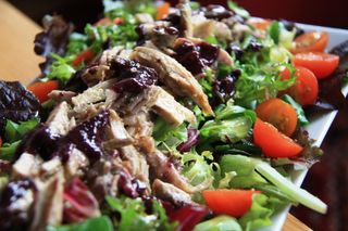Ensalada de Perdiz con Confitura de Arándanos y Frambuesa