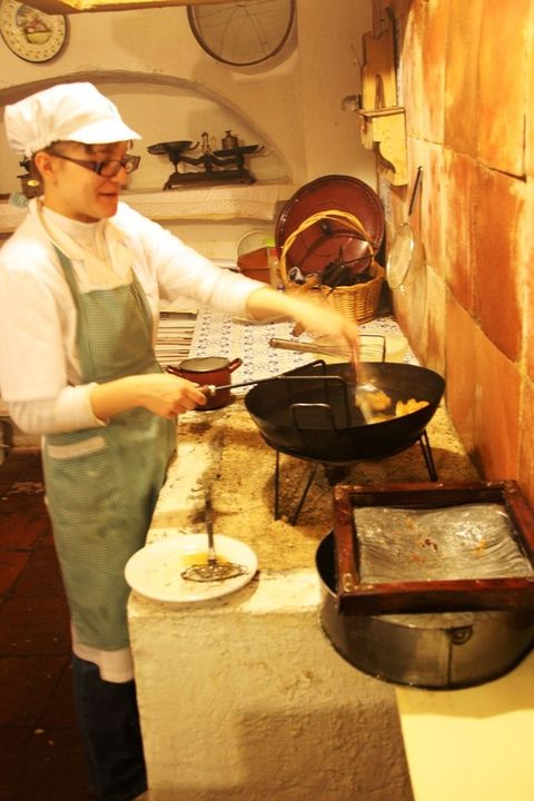 Friendo Hojuelas en el Mesón de las Cuevas del Vino
