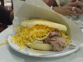 Arepa de queso amarillo y pernil