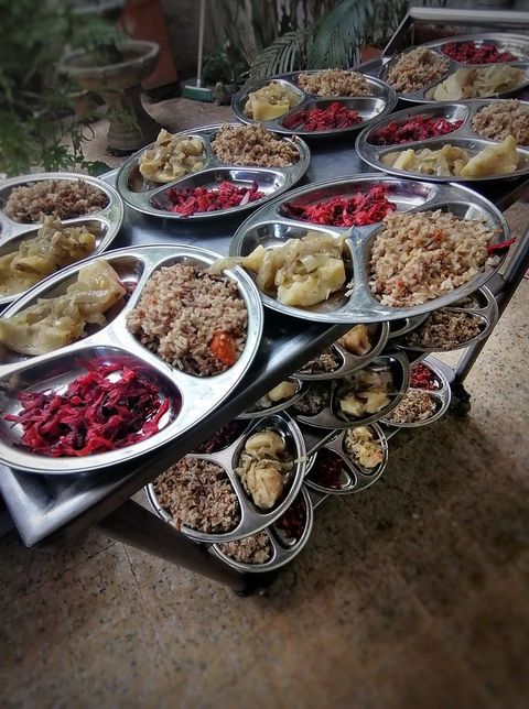 Almuerzo, arroz/soja RAH con ensalada de remolacha y papas chorreadas y de primer plato una sopa de remolacha