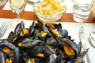 Les excellentes moules-frites de l'Assiette du marché, rue de la Monnaie à Lille