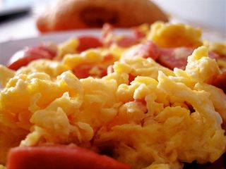 Huevos revueltos con salchicha, bolillo y leche de vainilla - Nom nom