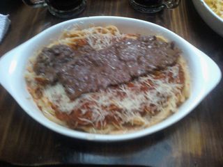 Spaghetti a la bolognesa con su bistec