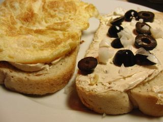 bocadillo de tortilla francesa
