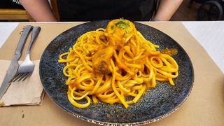 Tallarines rojos con pollo