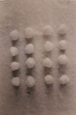 60-18 (sneeuwballen in de sneeuw)