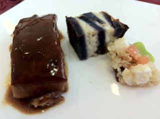 costilla al estilo arequipeño con pastel de papa y solterito de quinoa