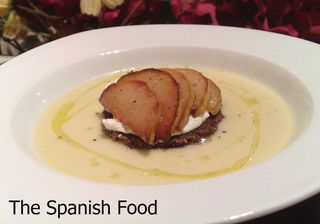 Crema Apio y tosta de pan con queso azul y peras caramelizadas