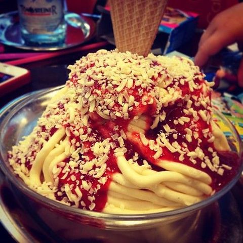 I just became aware that Americans don't know 'Spaghetti Ice Cream' ... #spaghetti #icecream #spaghettieis #ketchup #strawberry #parmesan #whitechocolate #whippedcream