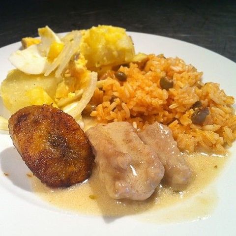 Un dia más en @tallerdecuinesdelmon hoy el pais invitado es Republica Dominicana, que nos ha presentado un arroz con gandules, ensalada de patata y piña, pescado con leche de coco y platano macho al horno.