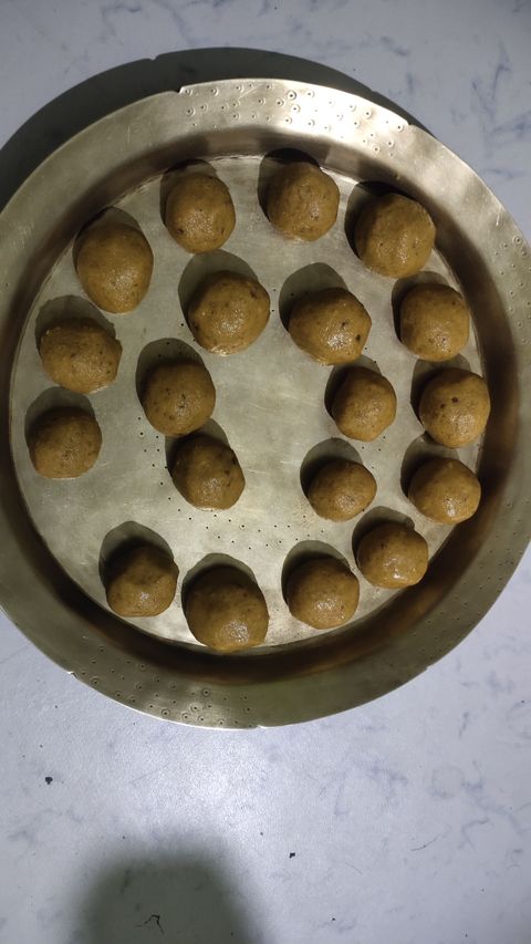 Besan ladoo