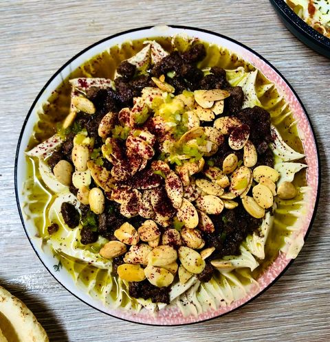 Hummus Fatteh with lamb Meat and Spiced Chickpeas