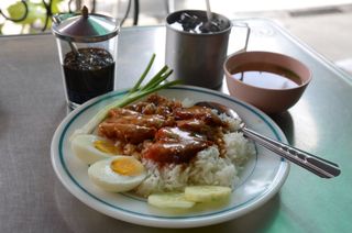 Khao mu krop mu daeng