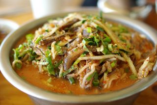 Korean cuisine-Jeju-Jari mulhoe-Sliced raw damselfish with spicy sauce-01
