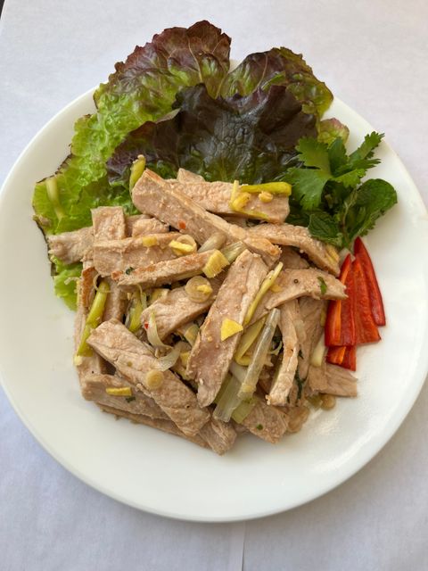 Lao mu nam tok