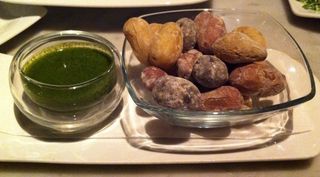 Mojo verde y papas arrugás