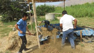 Nivín. Preparando fertilizante orgánico para el huerto escolar