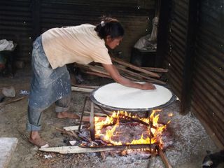 Pemona realizando casabe