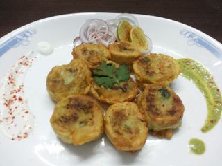 File:Pinwheel Samosa with Chutney.jpg