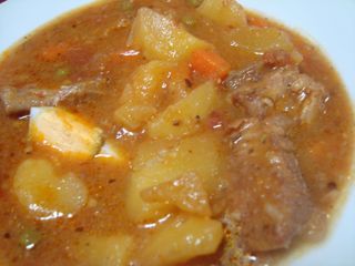 Plato de estofado de carne y patatas