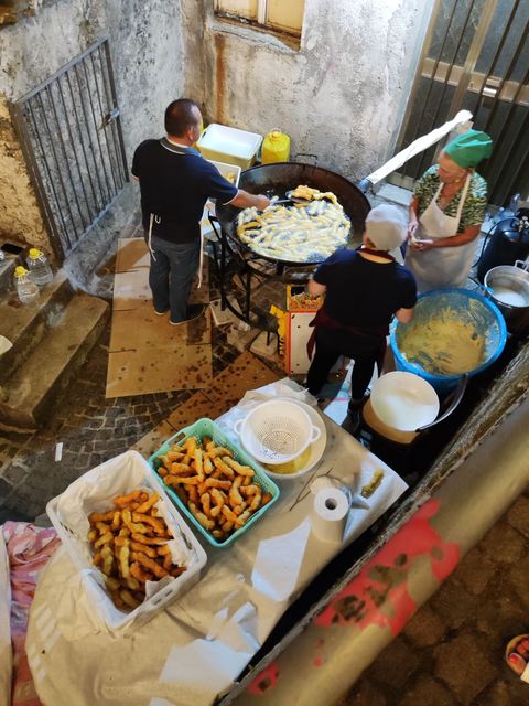 Preparazione delle zippuli (zeppole) al mercato della Badia di Bivongi 2022