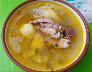 Sopa de gallina criolla