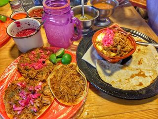 Tacos de Cochinita pibil y queso fundido con cochinita pibil